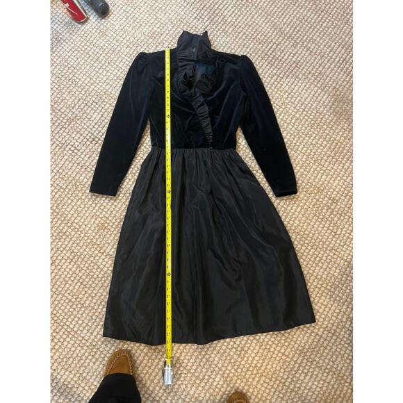 R&K ORIGINALS VNTG BLACK VELVET & TAFFETA V NECK RUFFLE COLLAR COCKTAIL DRESS - Picture 9 of 10